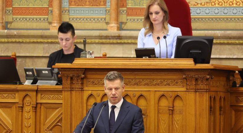 Magyar Péter: „Hazug, embertelen tróger” - Újra áll a bál a parlamentben