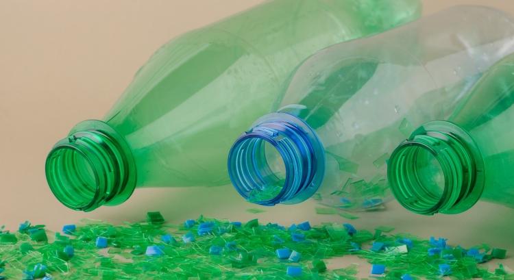 Új kupakkal segítik elő a palackok újrahasznosíthatóságát