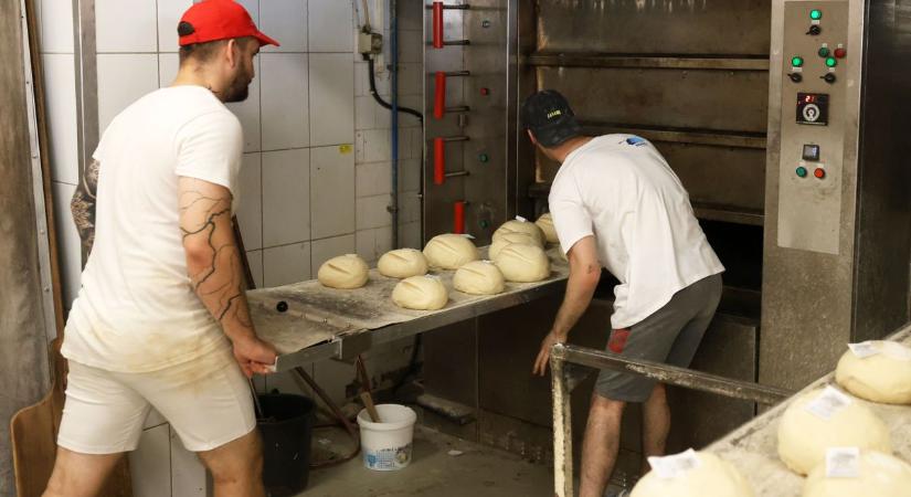 Olyan meleg van, hogy lefolyik a tapéta a falról – de mit szóljanak a pékek, vagy a szakácsok? Kevesen bírják a legmelegebb munkahelyeket