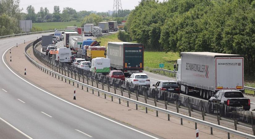 Így tervezz a hőségben: belassult a forgalom, itt számíthatsz torlódásra az M7-esen