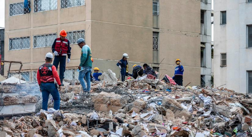 Drámai a helyzet a földrengés sújtotta Venezuelában: sokan a saját kezükkel kotorják a romokat, hogy megtalálják szeretteiket