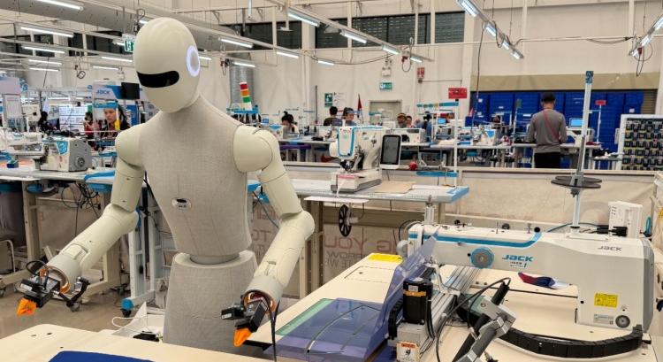 Önállóan rakodik a humanoid robot