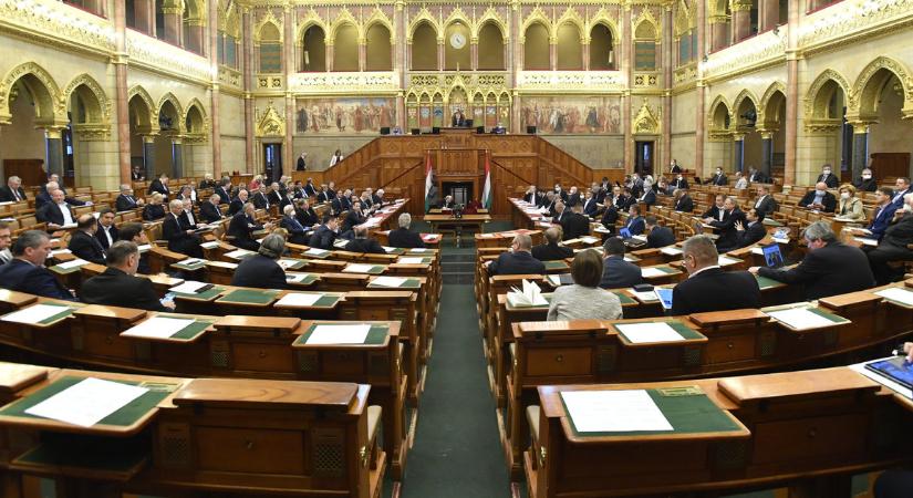 Elveszik a polgármesterek költségtérítését, de a fizetésüket végül nem csökkentik csak befagyasztják