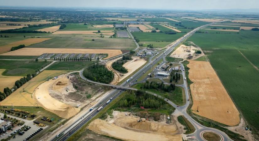 Bővítik az M1-es autópálya pihenőhelyeit, csomópontjait is