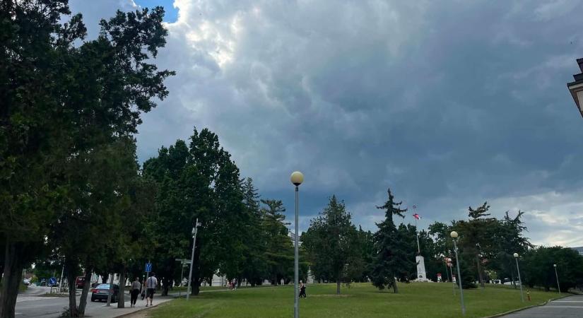 Megérkezett Hevesbe a vihar, durva videón a viharos szél