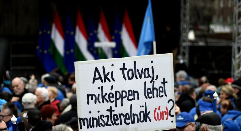 Ki lehet bűnbánó maffiózó és keresztapa Magyarországon? Mennyibe kerül a magyar maffiaállam?