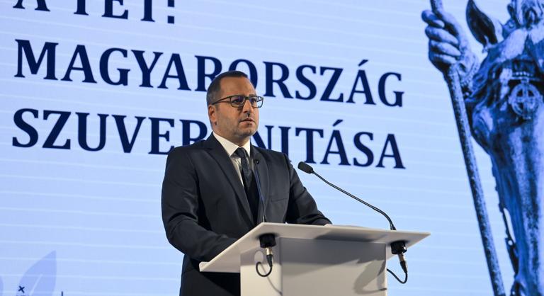 Lánczi Tamás a Szuverenitásvédelmi Hivatal megszüntetéséről: Isten óvja Magyarországot!