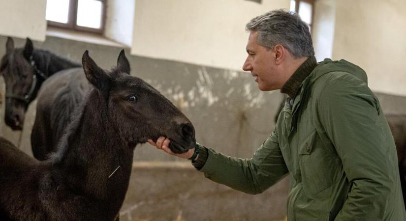 Lázár János alapítványa is megszűnik, de előtte milliárdos pénzesőről döntöttek