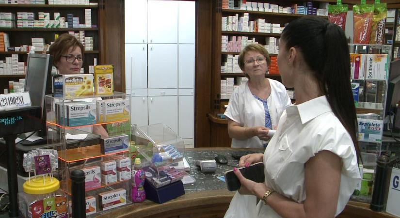 Debreceni gyógyszerész figyelmeztet: ezt az egy dolgot sokan otthon hagyják utazás előtt, aztán jön a baj – videóval