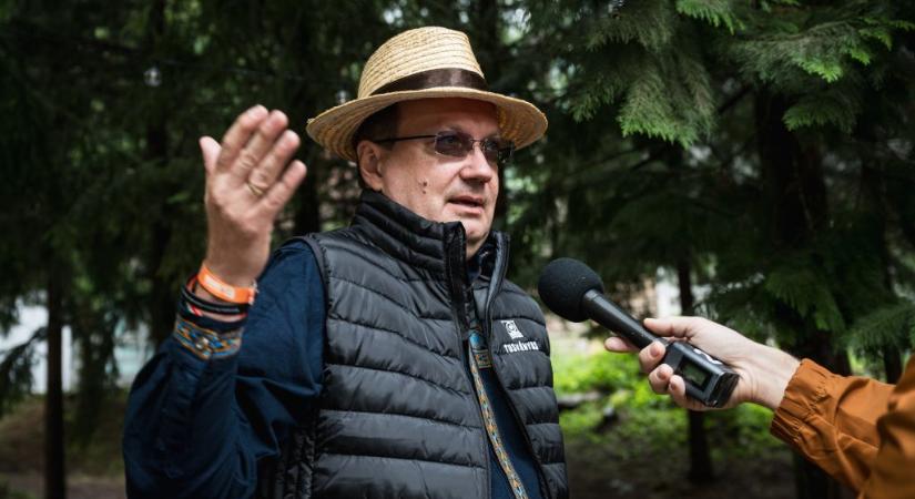 Máris díszpolgárrá avatná a politikából távozó Hoppál Pétert Komló, az új tiszás képviselő tiltakozik