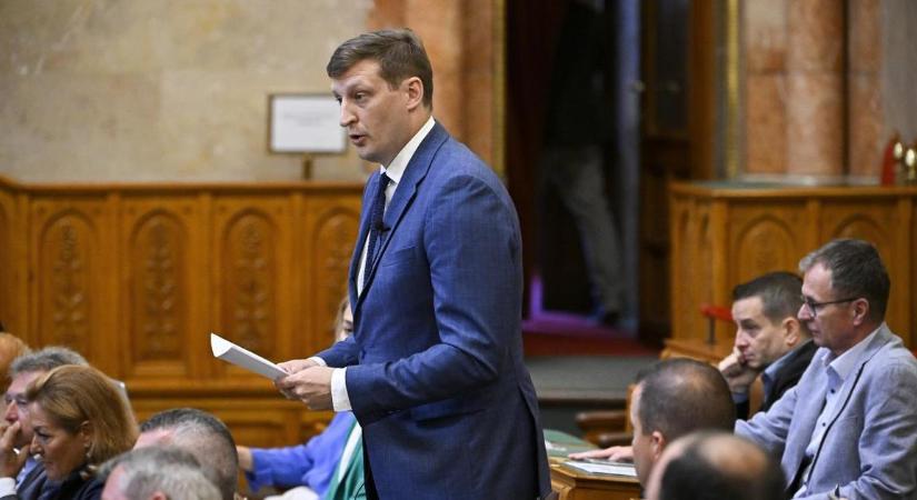 Magyar Péter "hazug trógernek" nevezte Panyi Miklóst az Országgyűlésben