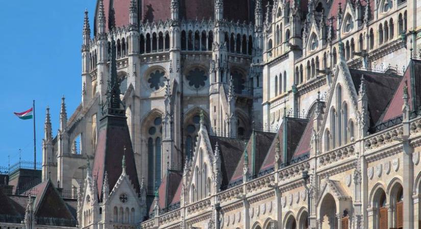 Ő a legszexibb magyar politikus: Radnai Márkot és Kapitány Istvánt utasította maga mögé