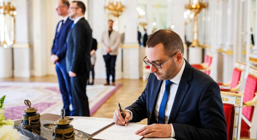 Isten óvja Magyarországot! - fohászkodik Lánczi Tamás, miután megszüntették Szuverenitásvédelmi Hivatalt
