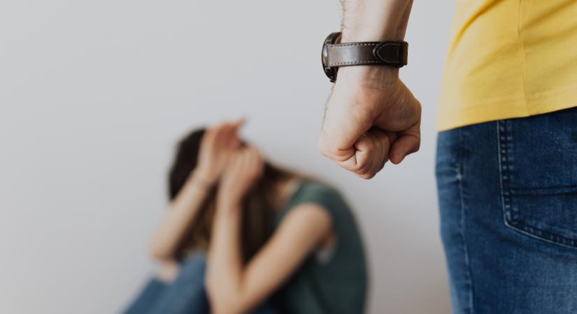 Az utcán bántalmazta élettársát a négyfalusi férfi, előzetes letartóztatásba került