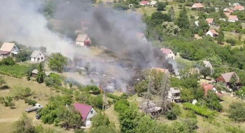 Lángokban Csertető: egy zártkerti ingatlan udvarán keletkezett tűz
