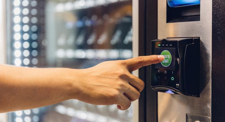 Egy csokis keksz miatt rúgták ki a 60 éves dolgozót, aki tudva igazát visszavágott