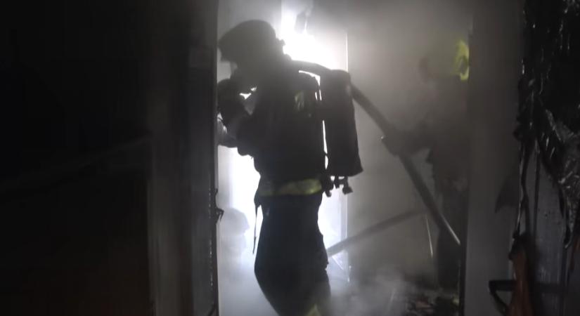 Hat embert mentettek ki egy égő lakásból a tűzoltók – Videó a ritka műveletről