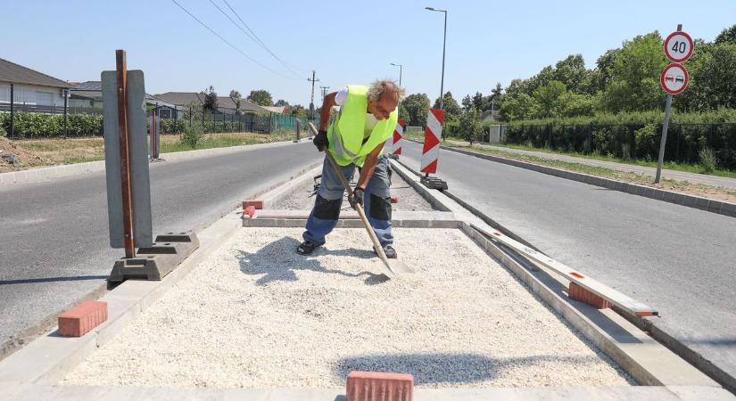 Hőségriadóban sincs megállás: emberpróbáló körülmények között dolgoznak a szabadban - fotók