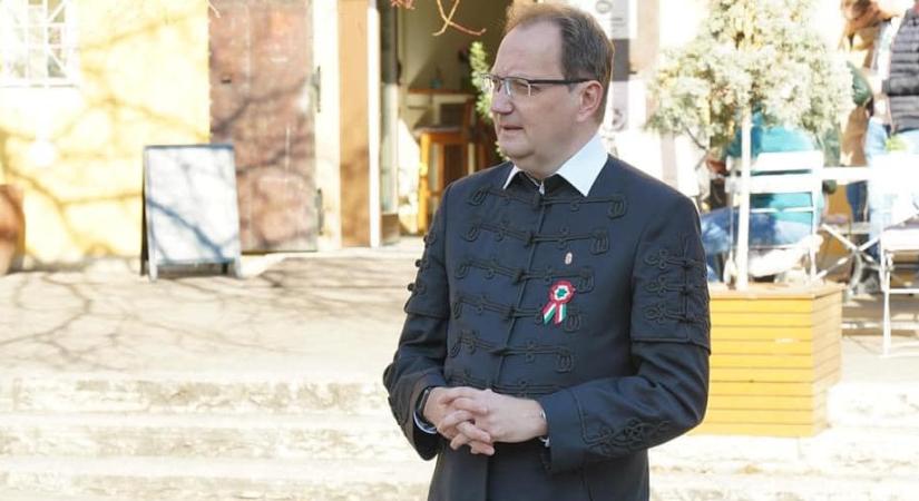 Díszpolgári kitüntetést kapott Komlón Hoppál Péter