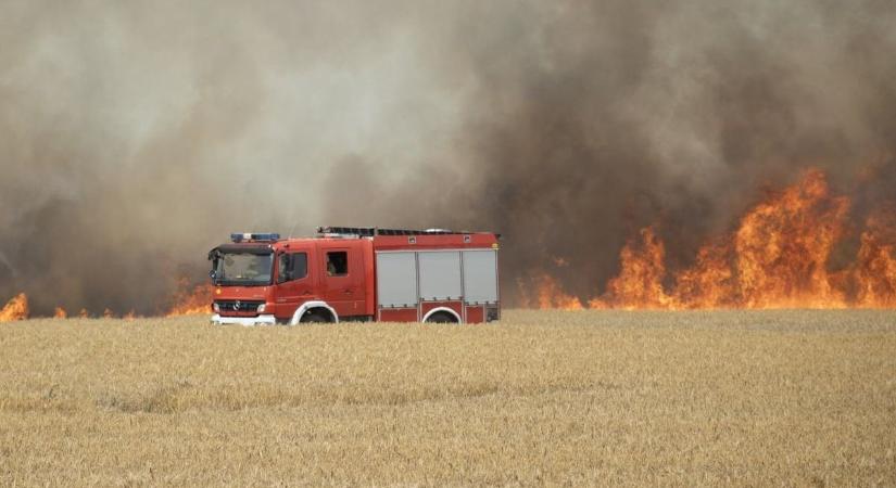 Lángok és vízhiány Tiszabőn, a katasztrófavédelem és a TRV is nagy erőkkel dolgozik a helyszínen