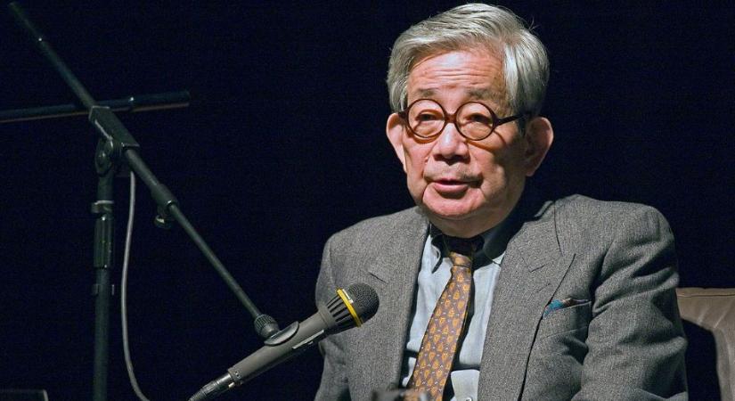 Az irodalmi Nobel-díjas Óe Kenzaburó kéziratai a Tokiói Egyetemre kerültek