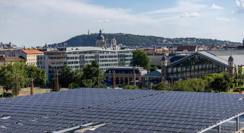 A kánikula kellős közepén átadták Budapest legnagyobb napelemparkját
