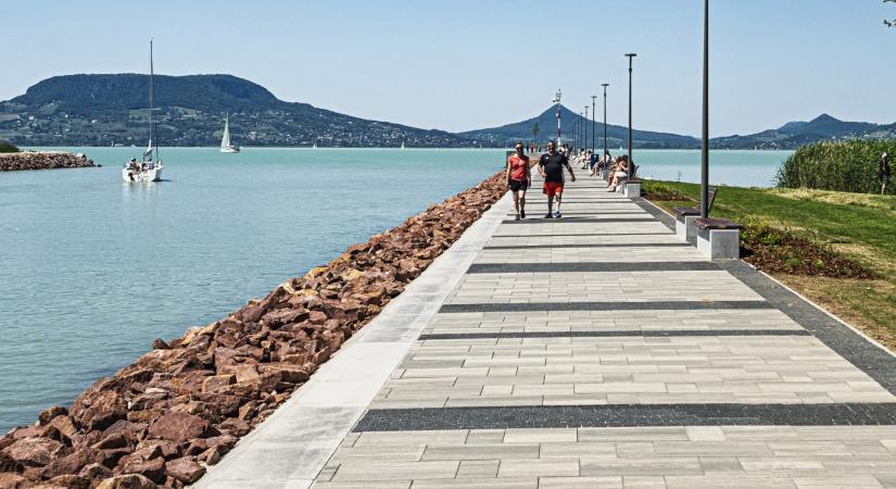 Közel 33 fokig melegedett a Balaton vízfelszíne Keszthelynél