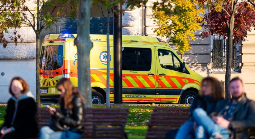 A barátai húzták ki a vízből, majd újraélesztették a strandon elmerült férfit