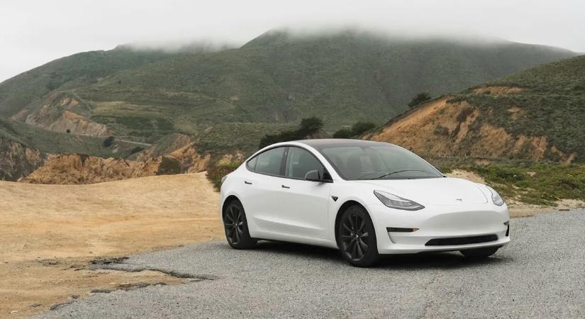 Kávézó teraszába hajtott egy Tesla Kaliforniában, egy ember meghalt – videó