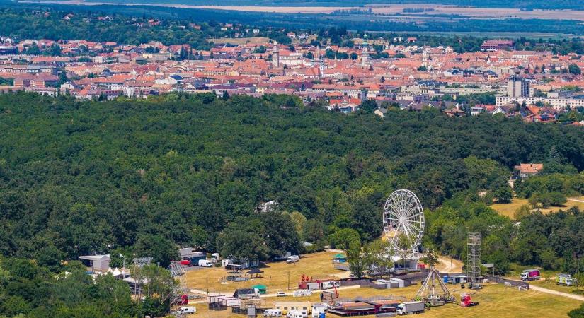 Épül a SopronFest színpada: nézd meg fotókon, hol őrjíti majd meg a közönséget a The Prodigy