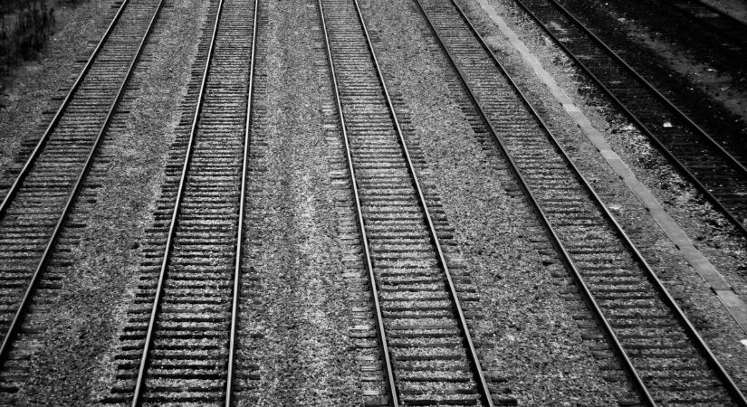 Most jött: vonatbaleset történt Mátészalkán, nagy erőkkel mentenek