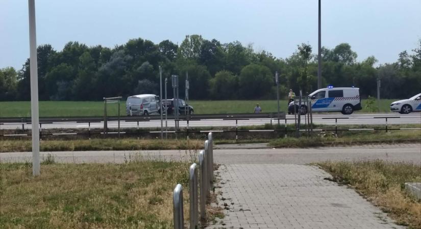 Villanyoszlop állította meg az autóst Debrecenben