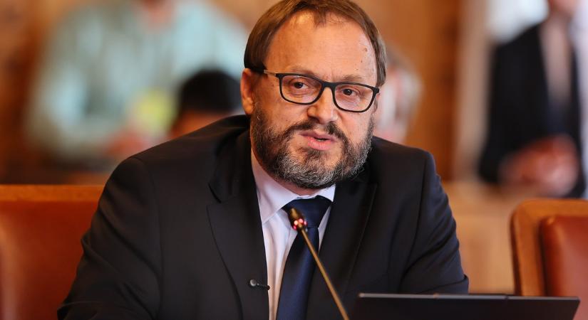 Sorra hullanak a fejek: Kármán András pénzügyminiszter újabb vezetőnek mondott fel azonnali hatállyal