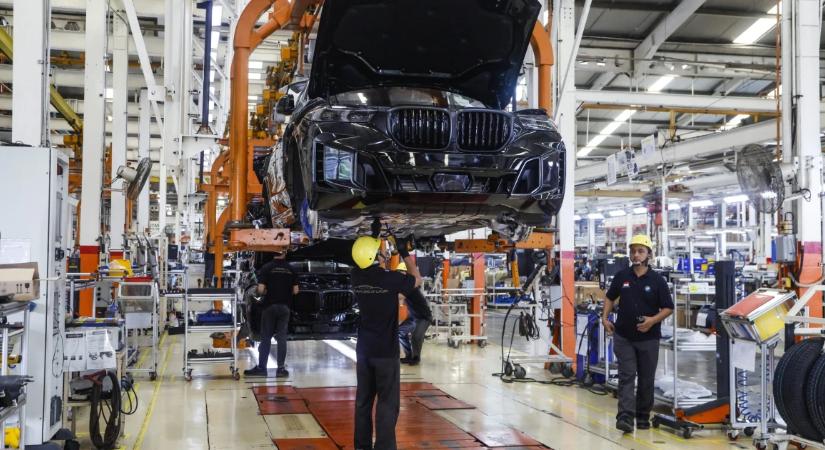 A Ferrari és a BMW elkezdi követni a Teslát és a kínaiakat, új autóipari trend bontakozik ki