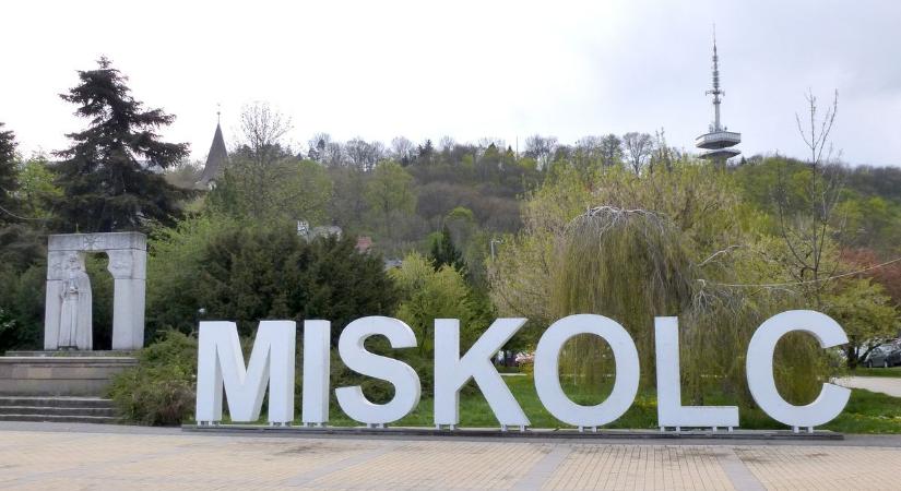 A döglesztő hőség mellé egy kis permet? Miskolc, ma éjjel inkább ne szellőztess!