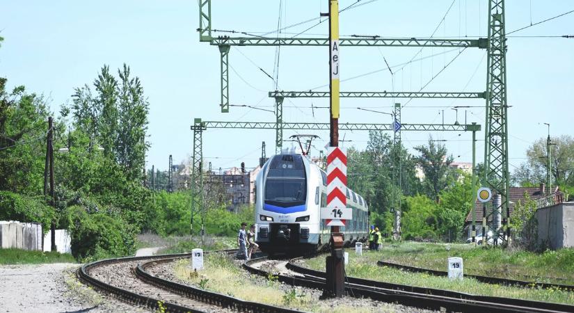 Tojást már biztosan lehet sütni: 56 fokot mért a MÁV a síneken