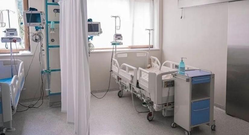 Nyomozást indított a rendőrség: idős beteg zuhant le a kórház harmadik emeletéről