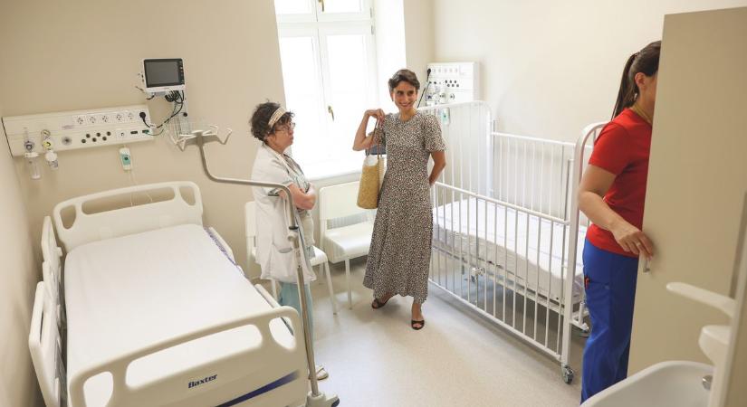 Új infektológiai osztályt adtak át a szegedi gyermekklinikán, tizenhárom éves álom vált valóra