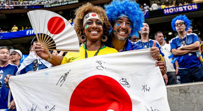 A japán szurkolók még a vereség után is szemetet szedtek... de a brazilok is segítettek nekik