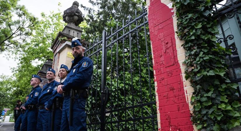 Búcsúzóul még a vécébe is befényképezett a Szuverenitásvédelmi Hivatal
