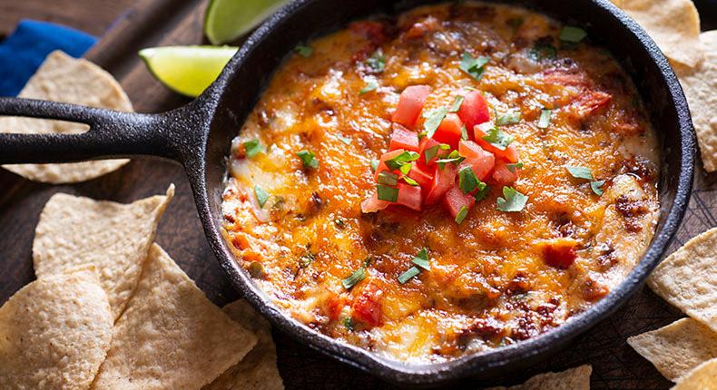 Füstölt chorizós sajtmártogatós (queso) - a grillparti csábító főszereplője