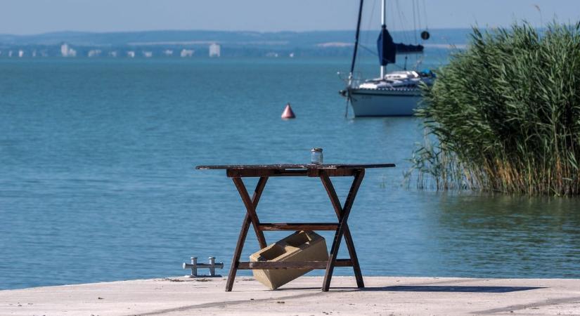Forr a Balaton: 33 fokhoz közelít a víz hőmérséklete, aggasztó jelenségre figyelmeztetnek a kutatók