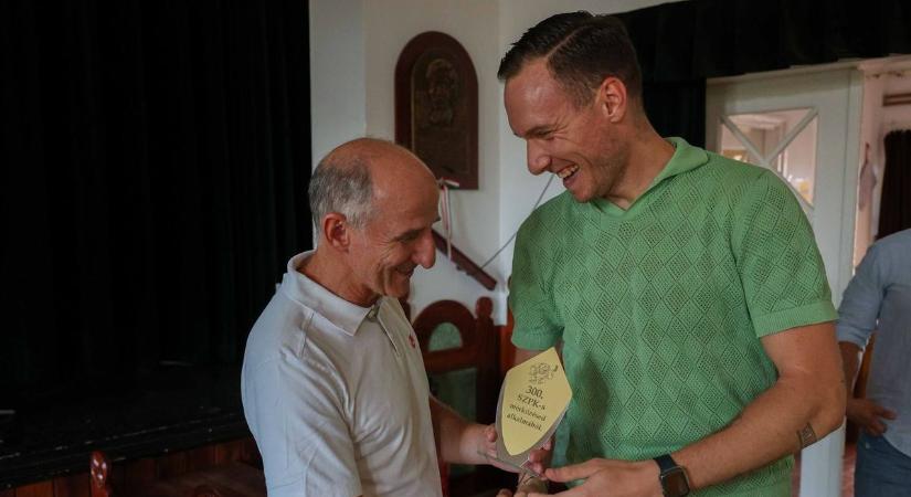 Évadzárót tartott a szőnyi floorballcsapat, jubileumokat is ünnepeltek