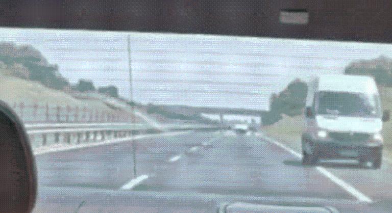 Elnyomta az álom, kis híján balesetet okozott a furgonos
