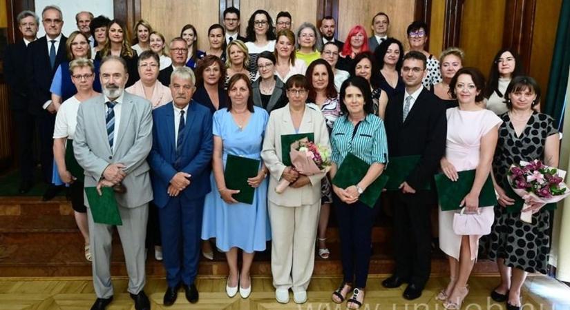 Kiváló dolgozóit díjazta a Klinikai Központ Debrecenben  listán a díjazottak!