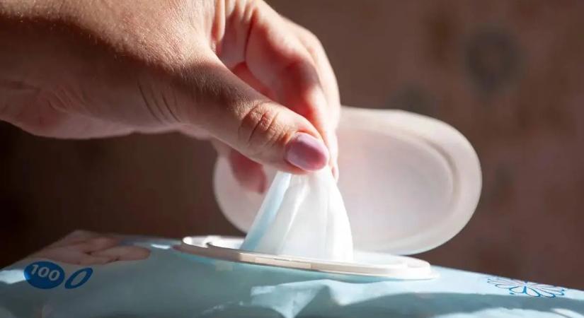 Betiltják a nedves törlőkendők használatát – ez áll a döntés mögött