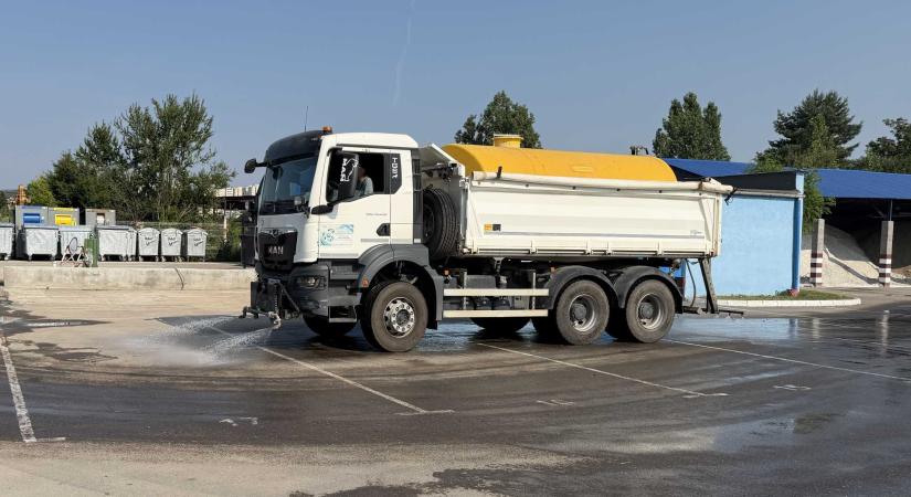 Locsolással hűtik Sepsiszentgyörgyöt: naponta 100 köbméter vízzel enyhítik a kánikulát