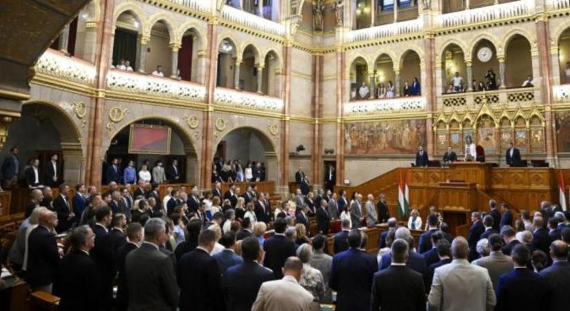 Újabb döntések a Parlementben: megszűnik a Szuverenitásvédelmi Hivatal, befagyasztják a polgármesterek fizetését