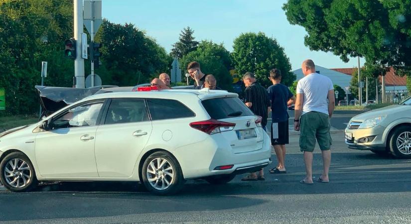 Csattanás az Interspárnál, vélhetően ittas sofőr okozott balesetet Kaposváron