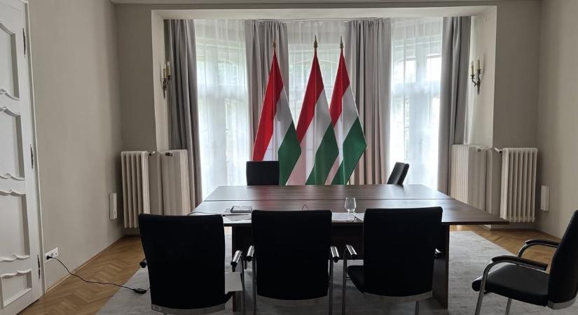 A megszüntetett Szuverenitásvédelmi Hivatal fotókon mutatja be, hol dolgoztak, hogy Magyar Péternek ne kelljen